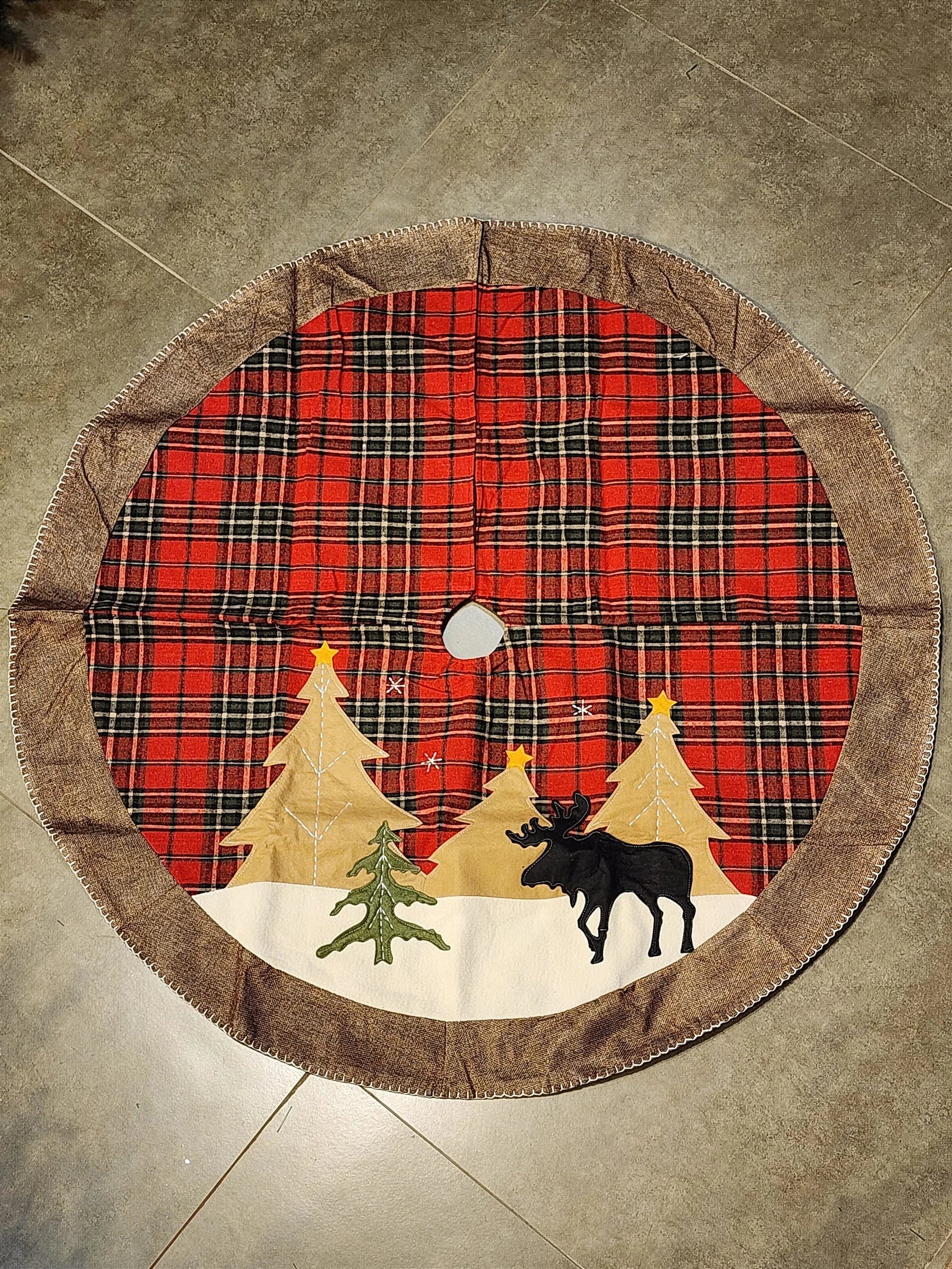 Saia de Árvore de Natal Xadrez Vermelho e Preto com Alce