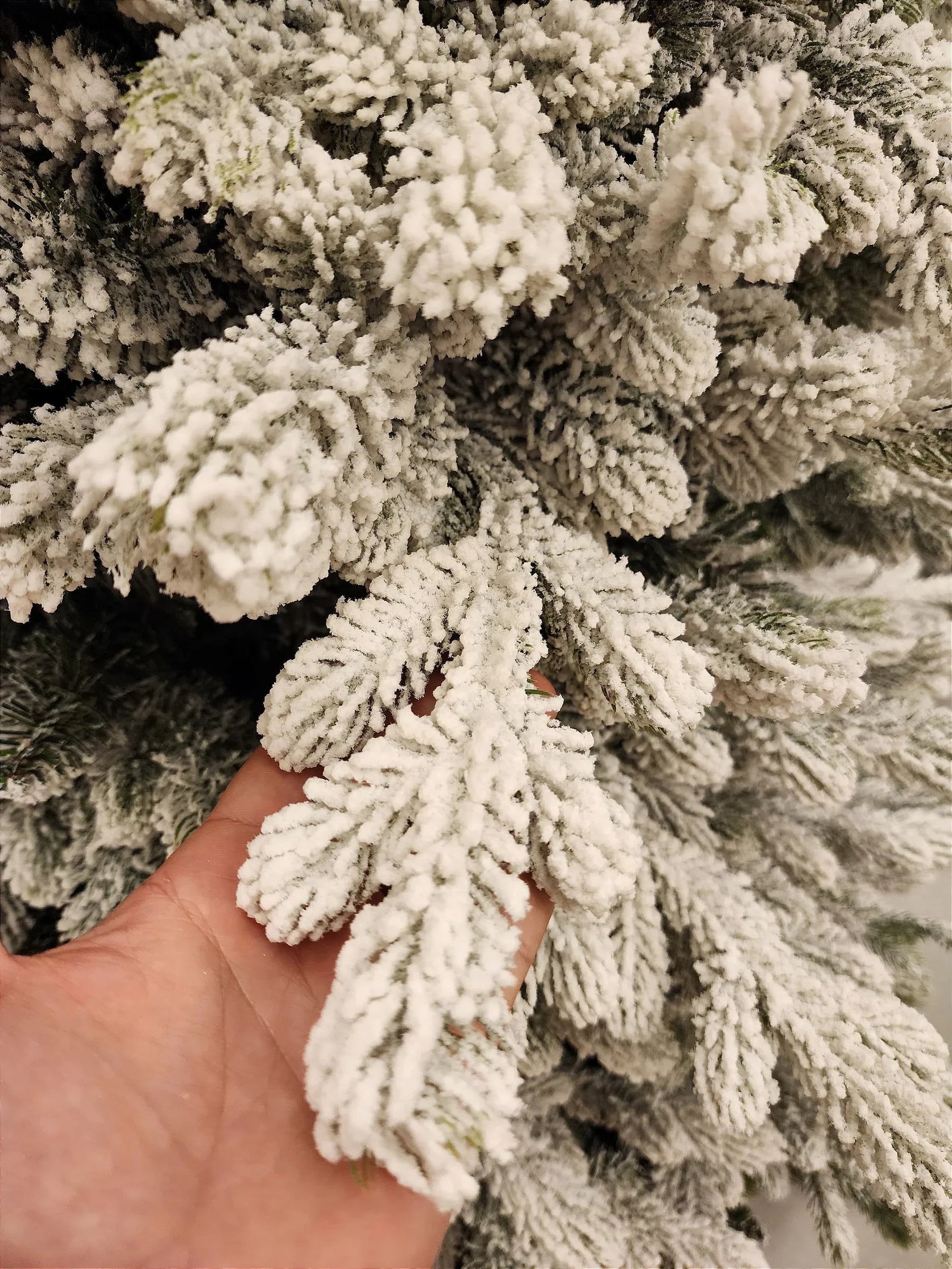 Árvore de Natal Nevada Cancún 2,10m • 1524 Galhos