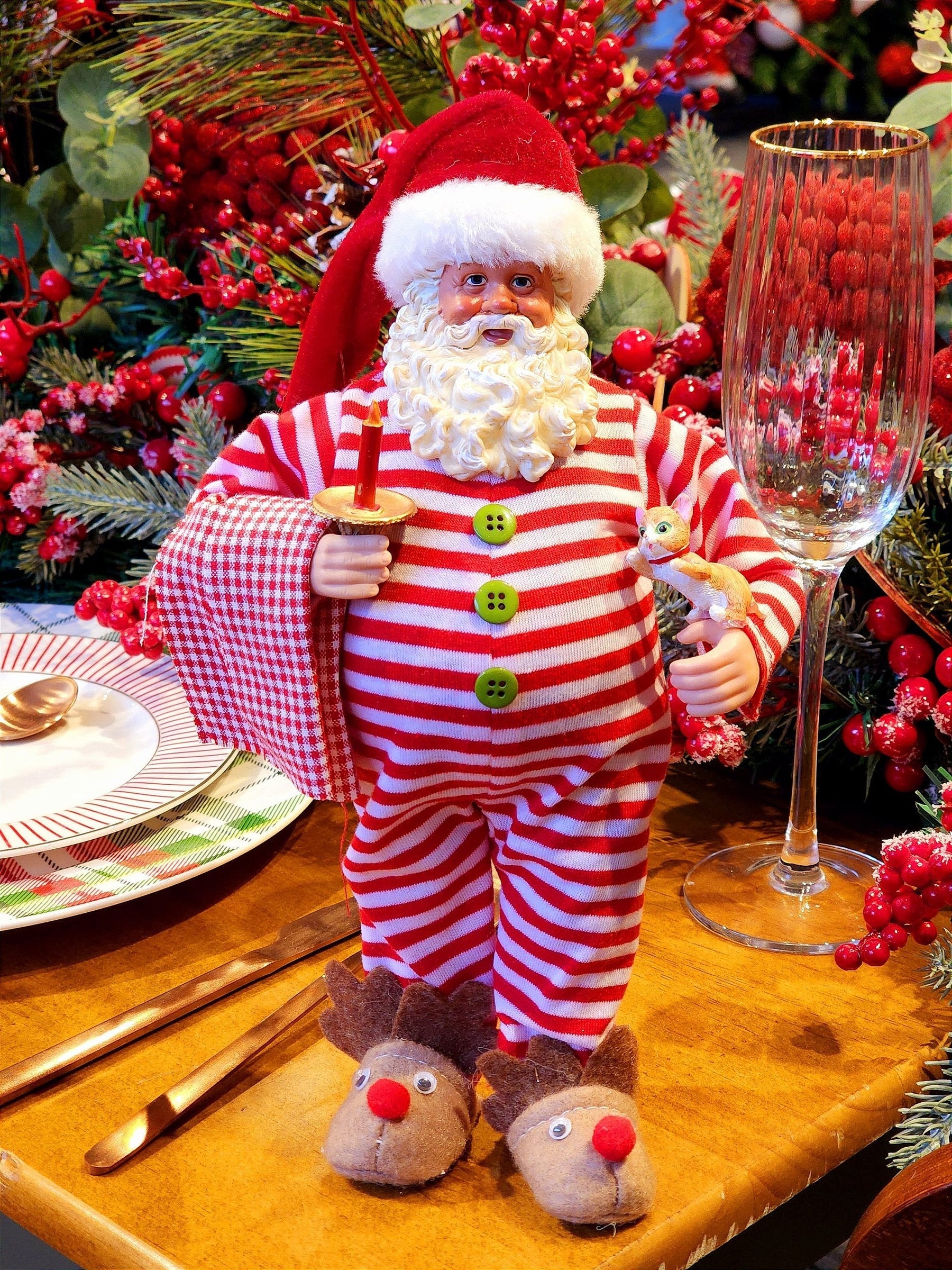 PAPAI NOEL COLECIONÁVEL DE PIJAMA COM CASTIÇAL E GATINHO 28CM - PRÉ VENDA 2025