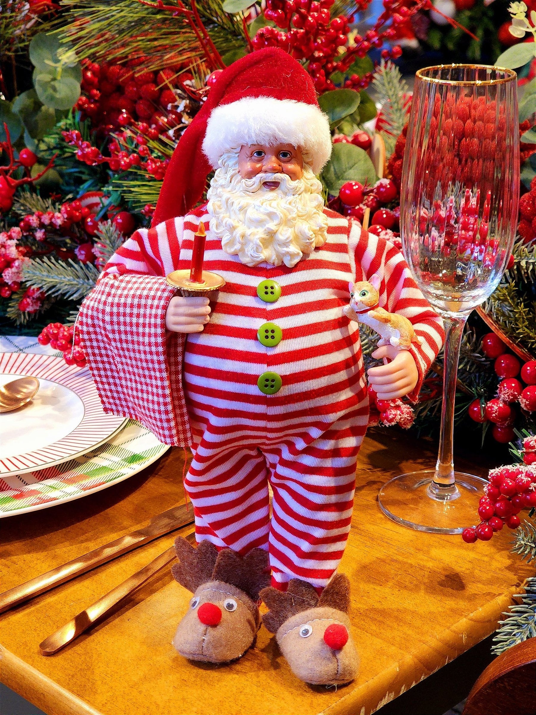 PAPAI NOEL COLECIONÁVEL DE PIJAMA COM CASTIÇAL E GATINHO 28CM - PRÉ VENDA 2025